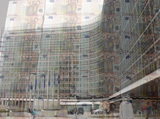 Das Gebäude der EU-Kommission in Brüssel hinterlegt mit Geldscheinen © Foto/Grafik: Sylvia Krell