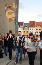 Jugendliche beschreiten die Neiße-Brücke von Görlitz nach Zgorzelec in Polen und spielen verschieden Musikinstrumente © Foto: Anja Winkler (Geosound)