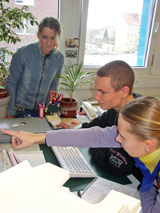 Drei Jugendliche diskutieren gemeinsam an einem Computer über ein Projekt © Foto: Sylvia Krell