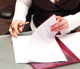 Eine Frau unterschreibt einen Vertrag © Foto: Sylvia Krell (ILB)