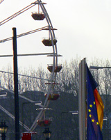 Riesenrad und die Flaggen der EU und Deutschlands © Uta Jacobs (LASA)