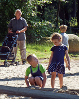 Älterer Herr beaufsichtigt das Spiel mehrerer Kinder auf einem Spielplatz © Foto: Sylvia Krell (LASA)