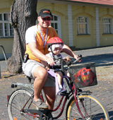 Vater mit Kind und Spielzeug auf einem Fahrrad © Foto: Uta Jacobs (LASA)