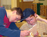 Zwei Jungs üben sich in der Holzgestaltung © Innopunkt (LASA)