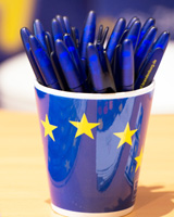 ESF-Tasse gefüllt mit vielen Kugelschreibern © Foto: Leo Seidel/ILB