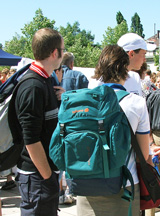 Junge Leute mit Rucksack kurz vor der Abfahrt ins Praktikum © Foto: Sylvia Krell