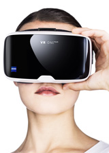 Frau mit virtual reality Brille © Foto: ZEISS