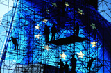 Männer auf einem Baugerüst vor einer EU-Fahne © Foto: EU 2011