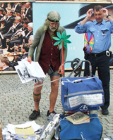 Polizist mahnt einen Obdachlosen zur Räumung des Platzes in Berlin © Foto: Sylvia Krell (LASA)