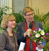Marina Fähnrich (li.) wird von Ulrike Häfner, Sprecherin des Frauenpolitischen Rates, für ihr 25-jähriges Engagement für die Frauenwoche geehrt © Foto: Sylvia Krell (LASA)