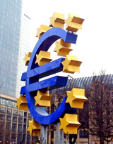 Das EURO-Symbol umringt von den EU-Sternen im Bankenviertel in Frankfurt am Main © Foto: Sylvia Krell (LASA)