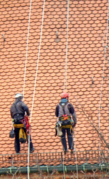 Wer hoch hinaus will, sollte sich gut absichern - Industriekletterer besteigen ein Kirchendach in Berlin © Foto: Sylvia Krell (LASA)