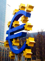 Skulptur in Frankfurt a. Main, die das EURO-Logo stilisiert darstellt © Foto: Sylvia Krell