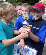 Sport bietet ideale Voraussetzungen zur sozialen und demokratischen Ausbildung: Drei zehnjährige Jungs zeigen stolz den gemeinsam erkämpften Pokal © Foto: Sylvia Krell (LASA)