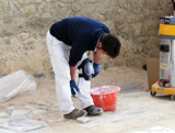 Maurer bei der Restaurierung einer Bodenplatte