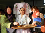Die lettische und tschechische Projektpartnerin gemeinsam mit traditionell gekleideten Spreewälderin. © Foto: CIT GmbH