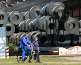Eine Arbeiterin und ein Arbeiter nach der Schicht im Stahlwerk Eisenhüttenstadt © Foto: Uta Jacobs, LASA Brandenburg GmbH