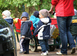 Eine Kindertagesgruppe beim Spaziergang