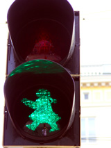 Eine Ampel mit weiblichem Piktogramm steht auf Grün © Foto: Sylvia Krell (LASA)