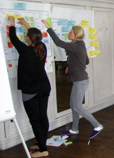 Zwei junge Frauen bei der Vorbereitung ihrer Präsentation zu den Projektergebnissen © Foto: gründerwerkstatt enterprise