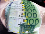 Gewölbte 100-Euro-Scheine © Foto: Krell, LASA-Archiv