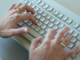 Tippende Hände auf einer Computer-Tastatur © Foto: Sylvia Krell (LASA)