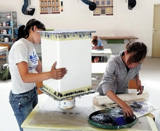 Jugendliche probieren sich in einer Malerwerkstatt aus
