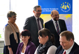 Kerstin Hölzig, Geschäftsführerin, Matthias Platzeck, Martin Schulz; im Vordergrund ein Unternehmer und Projektteilnehmerinnen