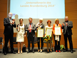 Die Preisträgerinnen mit den Laudatoren Ministerpräsident Woidke, Minister Baaske und Minister Christoffers © Foto: medienlabor GmbH