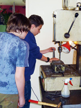 Zwei Schüler aus der Wiesenschule in Jüterbog lernen die Handhabung einer Bohrmaschine, um beruflich vielleicht in die Metallverarbeitung einzusteigen.  © Foto: SPI