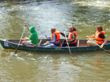 Jugendliche in einem Paddelboot versuchen in einem Fluss wieder ans Ufer z kommen © Foto: Sylvia Krell (ILB)