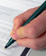 Eine Hand, die mit dem Kugelschreiber einen Fragebogen ausfüllt © Foto: Sylvia Krell (ILB)