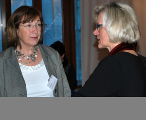 Sabine Hübner (links im Bild), Abteilungsleiterin im Arbeitsministerium, im Gespräch