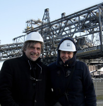 Josef Putz, Arbeitsmarktservice Oberösterreich, und Sandra Donke, Voest-Alpine-Stahlstiftung, bei der Besichtigung der F60 in Lichterfeld