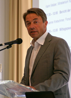 Minister Baaske bei seinem Eröffnungsvortrag