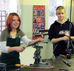 Mädchen probieren sich bei der Metallverarbeitung aus